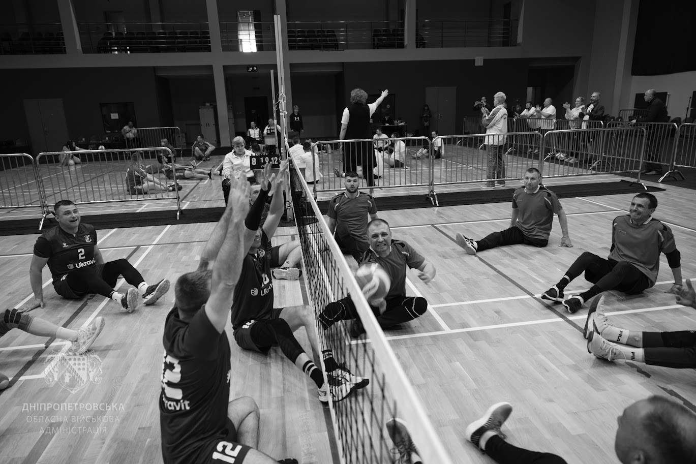 Змагання з волейболу сидячи